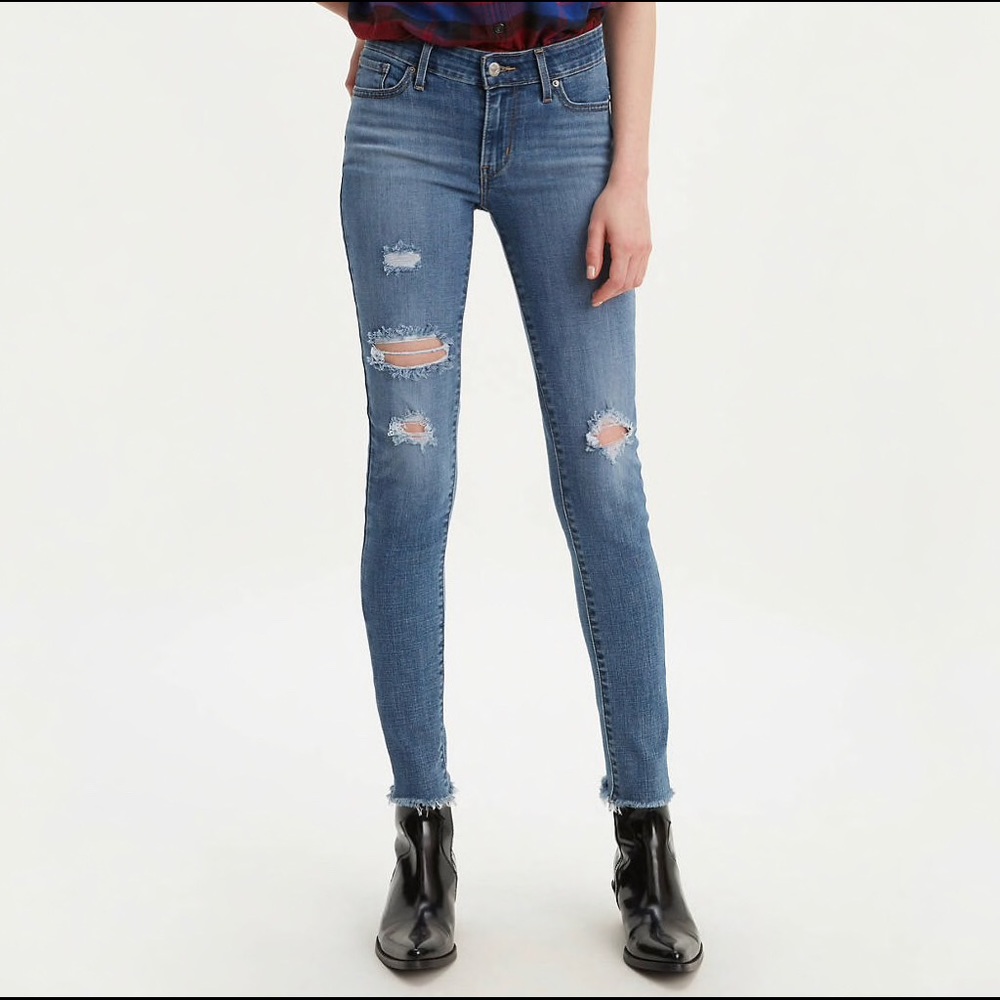 Levi’s Mid-Rise Distressed Jeans | Size 32